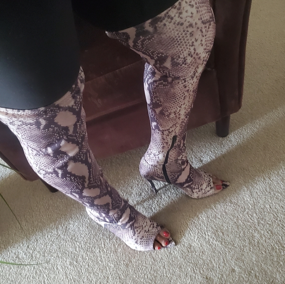 Womens Stretch Snake Skin Boots